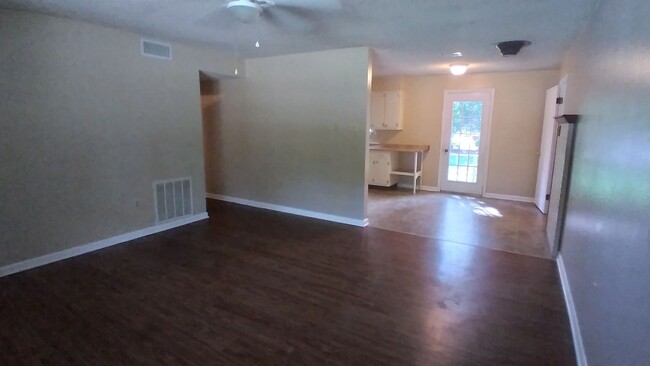 Building Photo - *LEASED* 3/1, 1122 sqft. Home w/fenced yar...