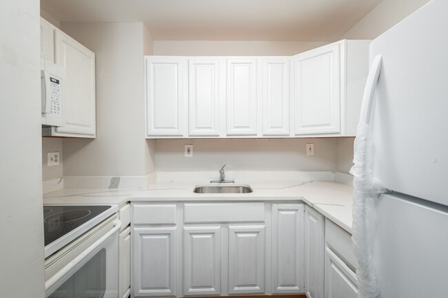 Building Photo - TAKE A SECOND LOOK AT THIS END-UNIT TOWNHOME