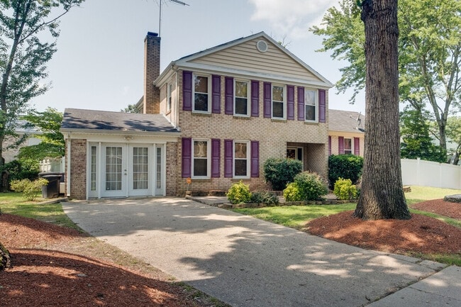 Building Photo - 9305 Pine View Ln