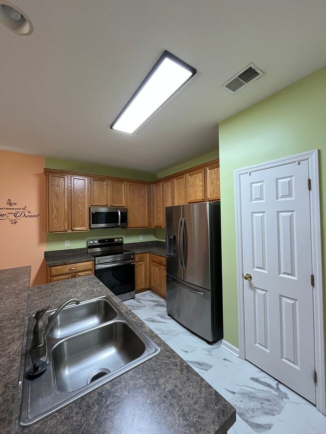 Building Photo - Beautiful 6 Bedroom, 3.5 Bath Home