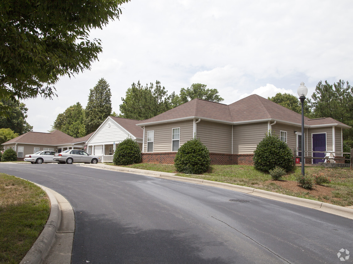 Building Photo - Whispering Oaks