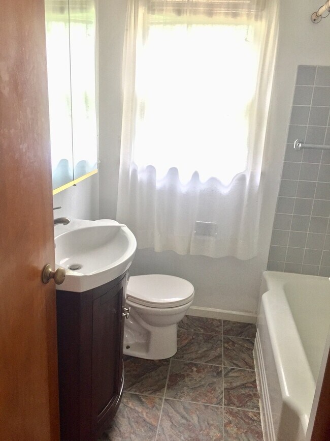 Building Photo - Cozy 3bedroom available Nov 1st.