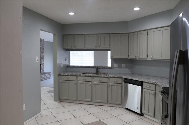 Building Photo - 17026 Stone Stile Dr
