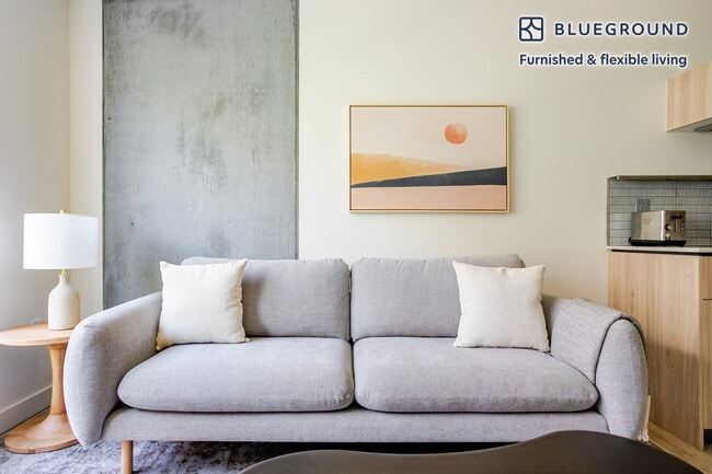 Building Photo - 6390 De Longpre Ave