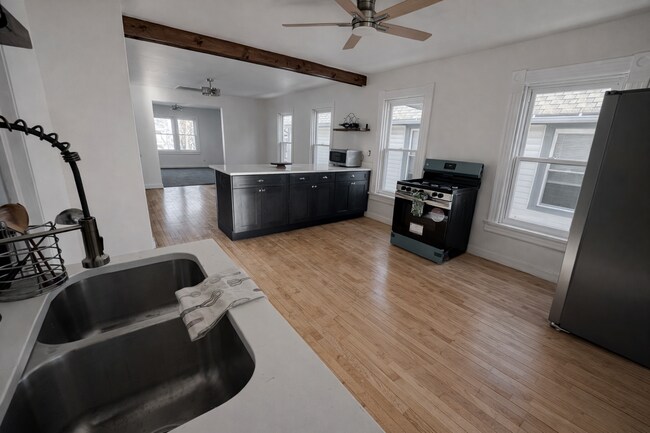 Foto del edificio - 439-441 E Dover St