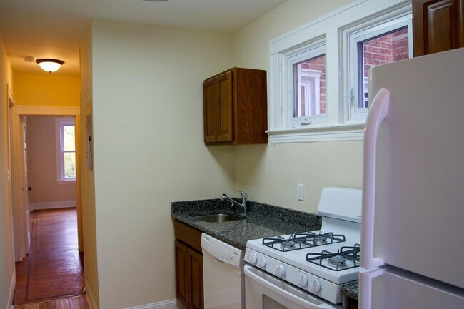 Cocina - 300 E 32nd St