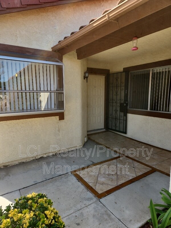 Foto del edificio - 26117 Bluebell St