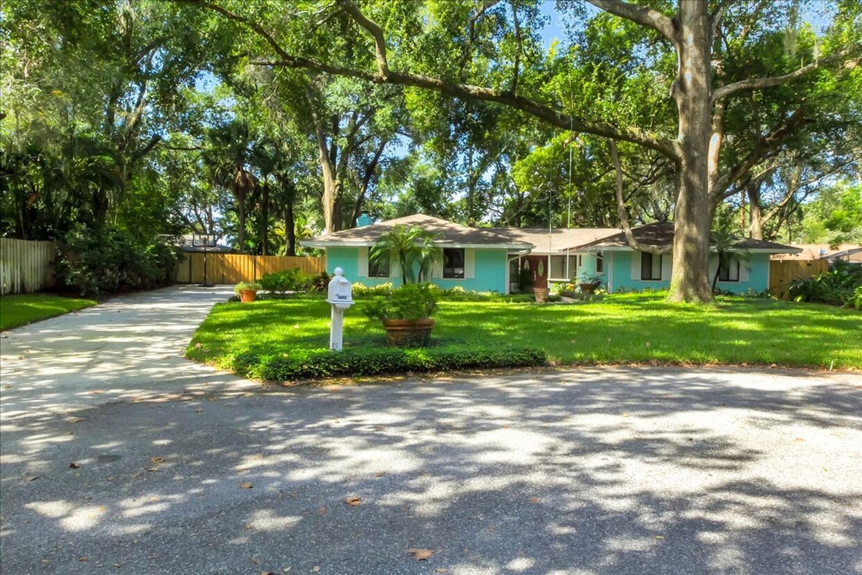 Primary Photo - Lake Access Retreat: Move in Ready 4-Bedro...