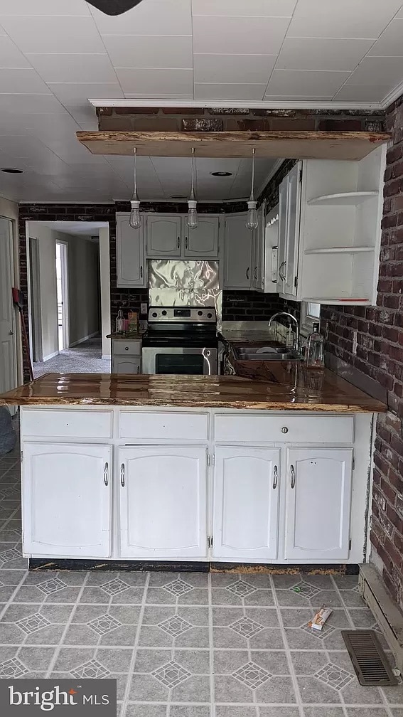 Kitchen - 435 Attig Rd