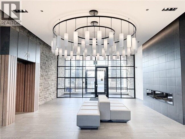 Photo du bâtiment - 504 Northfield Dr E