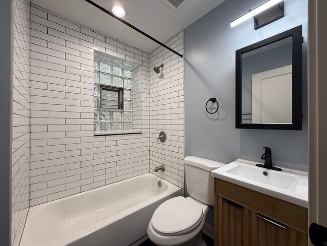 Foto del edificio - 1218 Maple Ave