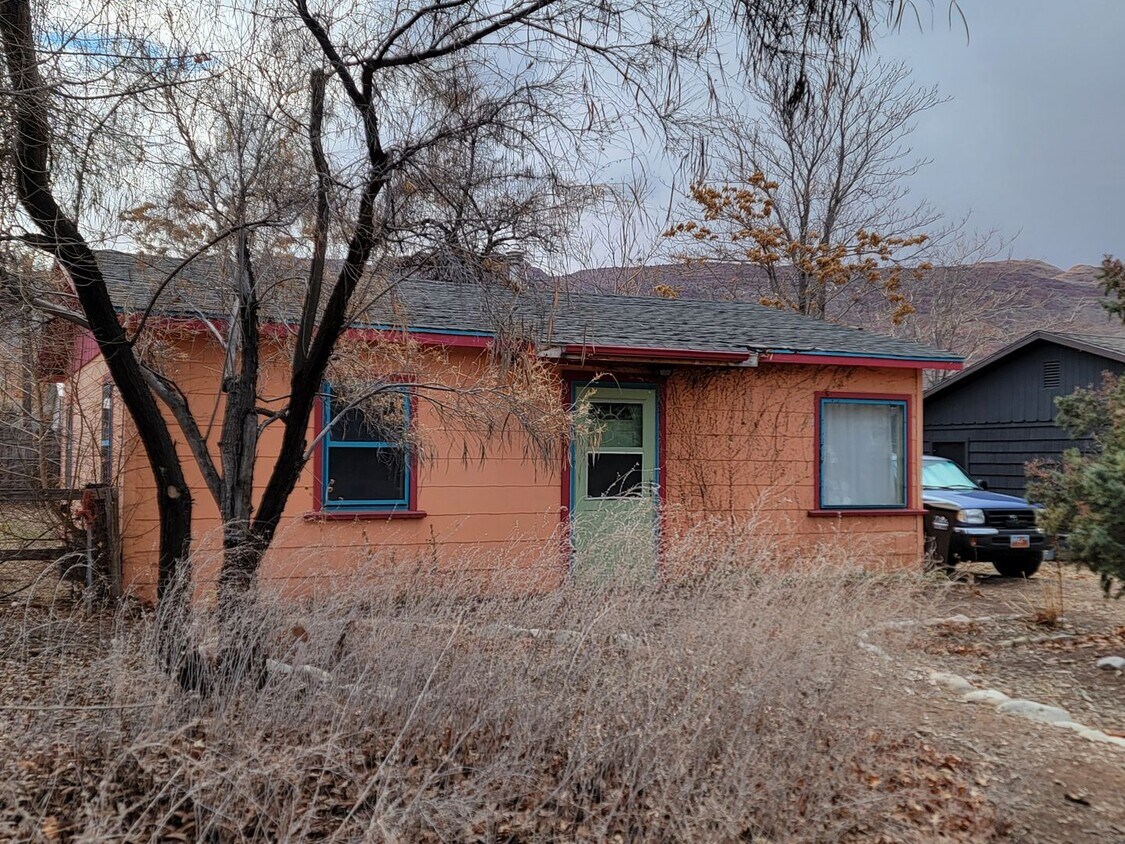 Foto principal - IN-TOWN HOME FOR RENT