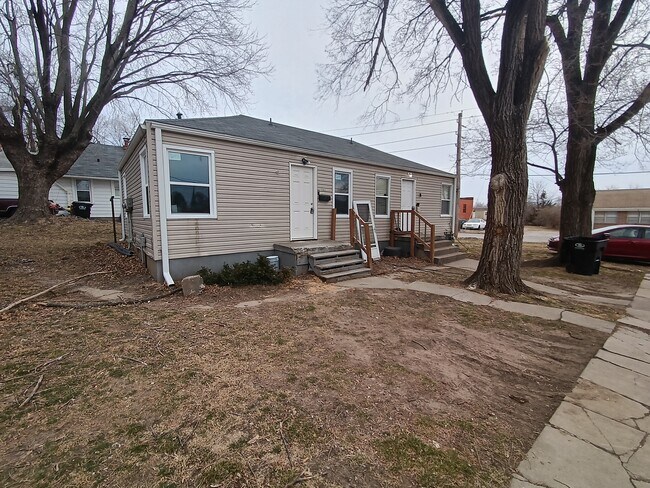Building Photo - 703 N Dodgion Ave
