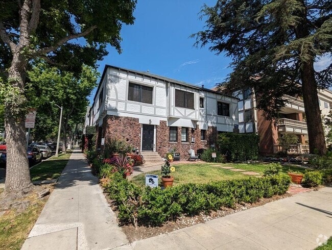 Building Photo - 9205 Alden Dr