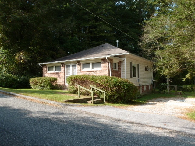 Building Photo - 3 Bedroom home in Hendersonville!