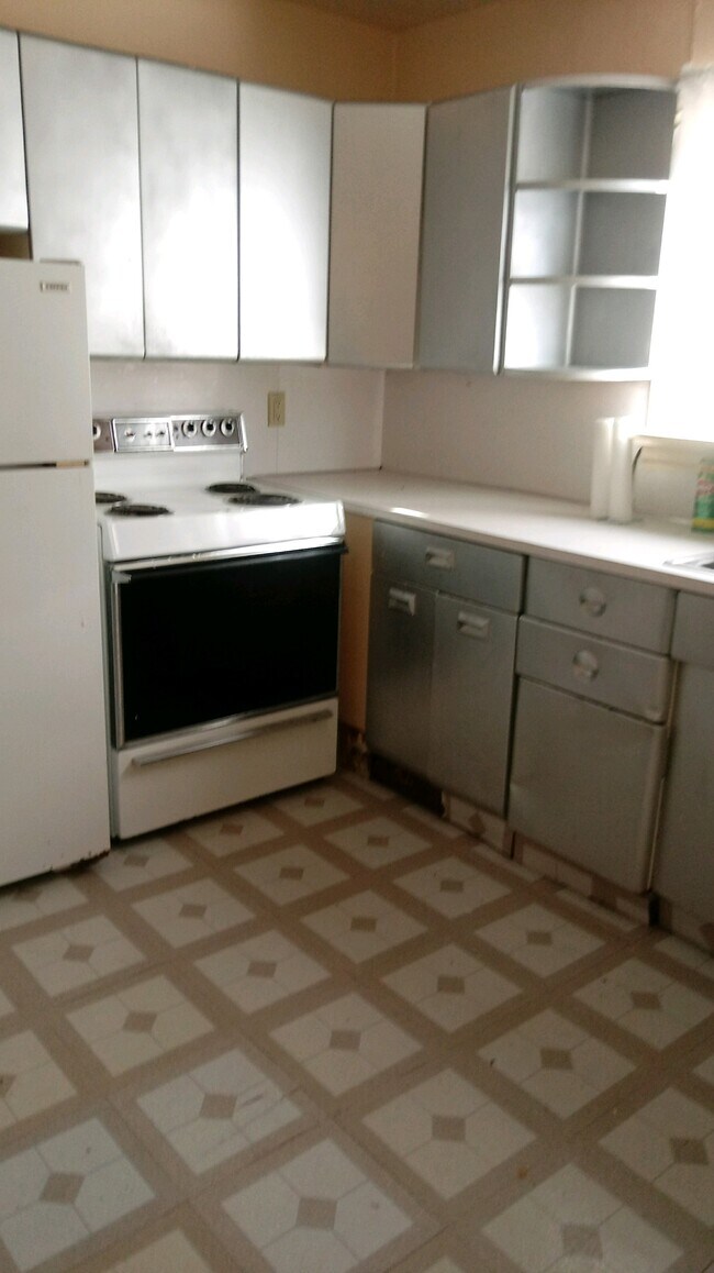 kitchen - 706 University Ave