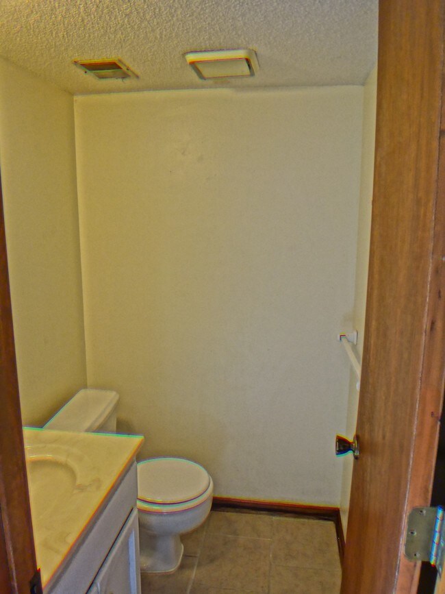 Building Photo - 808 SW Meadowridge Dr