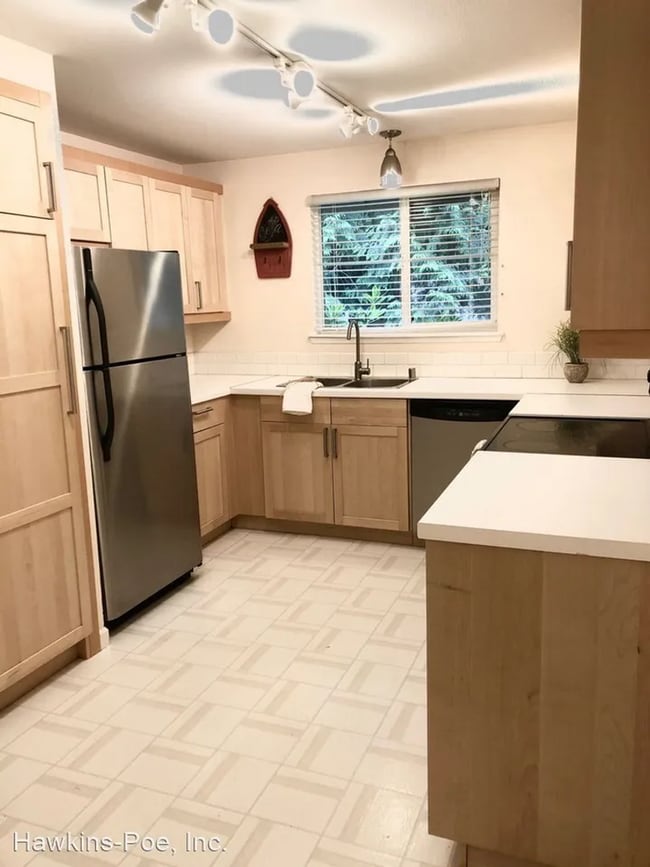 Building Photo - 3 bed 2 bath Duplex Great Yard!
