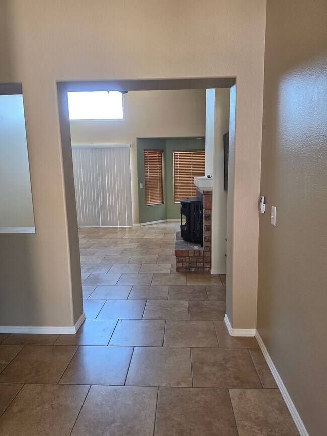 Foto del edificio - Spacious 4 Bedroom 2 bath Home in Victorville – Landscaping Included!