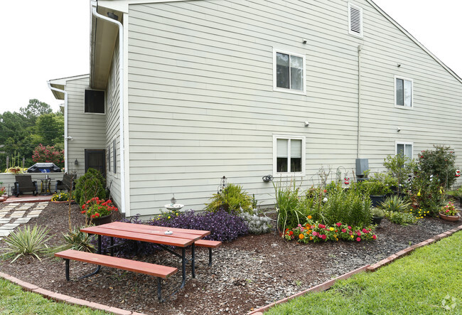 Building Photo - Strawberry Hill Apartments