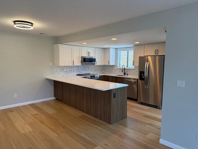 Foto del edificio - Newly Remodeled 1-Bed 1-Bath Townhome with Garage Parking – Available Now!