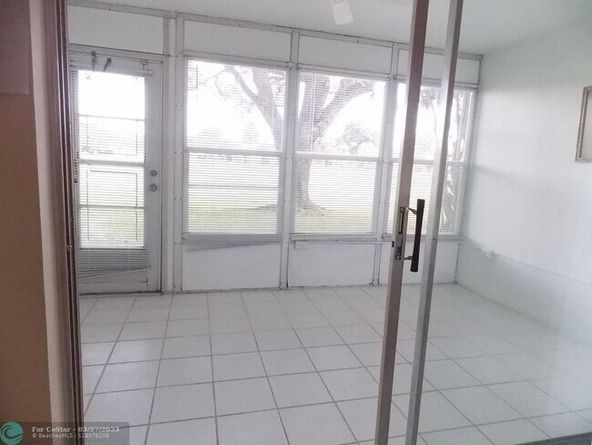 Foto del edificio - 1050 Country Club Dr