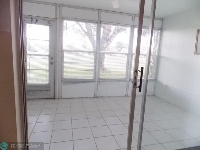 Building Photo - 1050 Country Club Dr