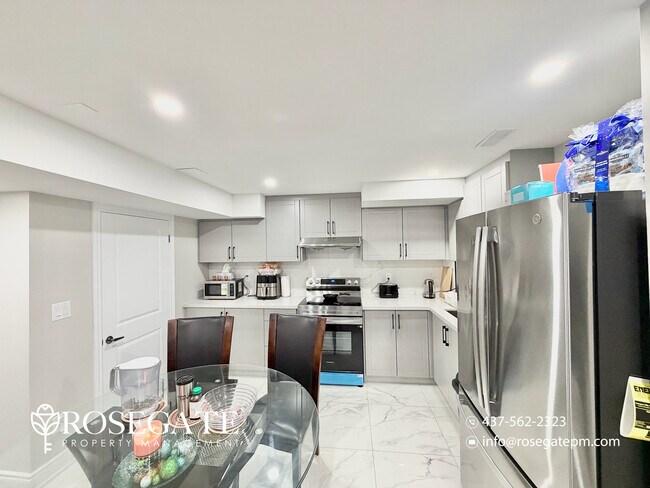 Photo du bâtiment - Cozy 1-Bedroom Basement Apartment in Desir...