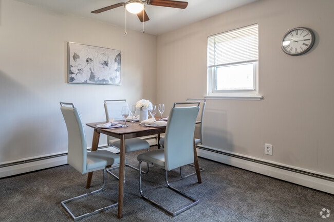 2BR, 1BA 750SF Dining Room - Riverview Crossings