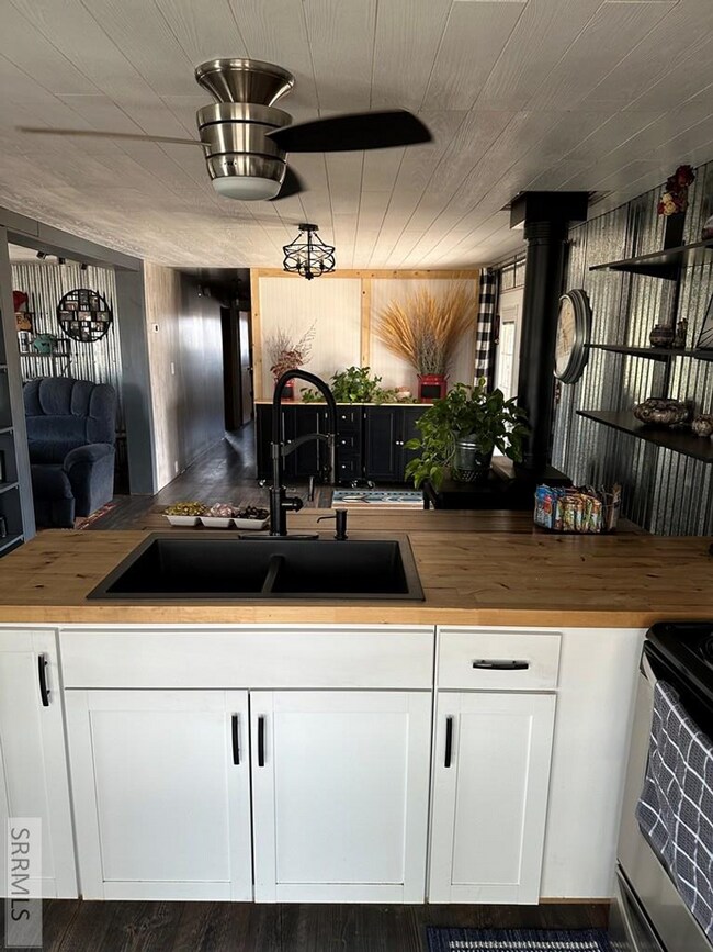Foto del edificio - 3 Bed 1 Bath Country home.