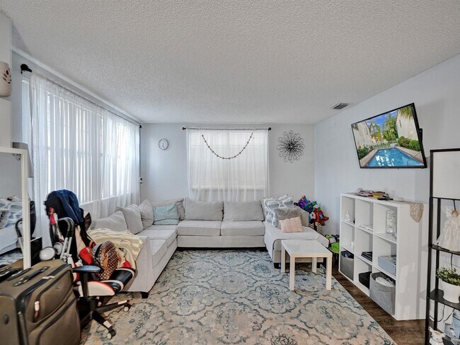 Foto del edificio - 2828 Coral Springs Dr