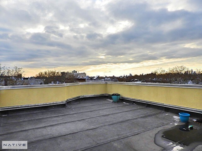 Building Photo - 453 Irving Ave