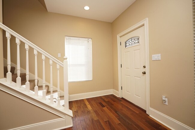 Building Photo - Beautiful Home with Guest Suite and Pool i...