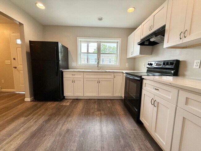 Foto del edificio - Updated 3-Bed, 1.5-Bath Semi-Detached Home...