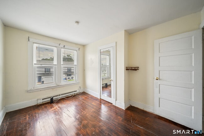 Building Photo - 143 Divinity St