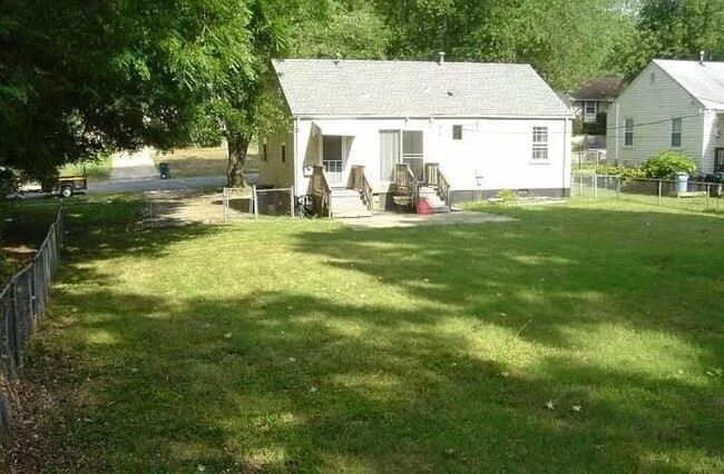 Building Photo - 3 BR / 1 BA Cozy Cape in West End
