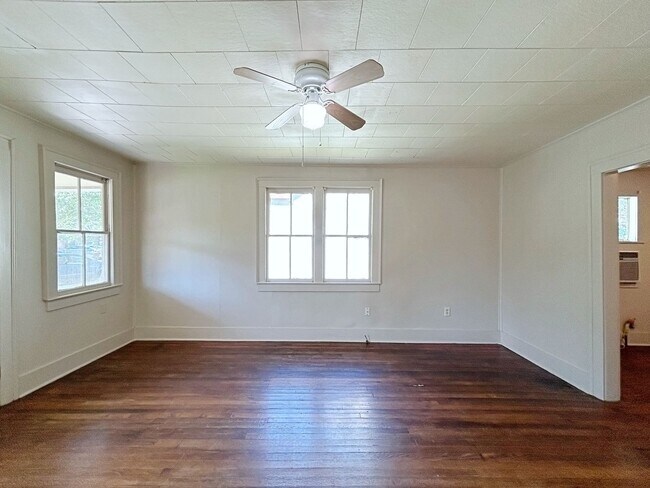 Building Photo - 2 Bedroom House near LSU for rent.