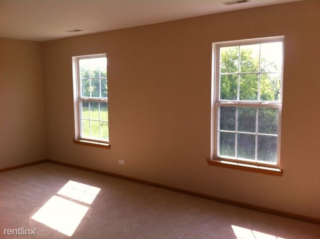 Building Photo - 3 br, 1.5 bath Townhome - 698 Arbor Cir