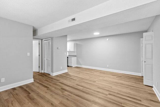 Building Photo - Pineview Apartments