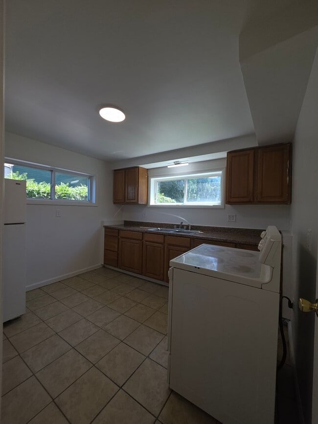 Building Photo - 1 BR Lower in a Desirable Neighborhood