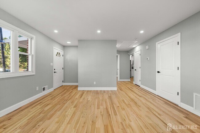 Building Photo - 614 Remsen Ave