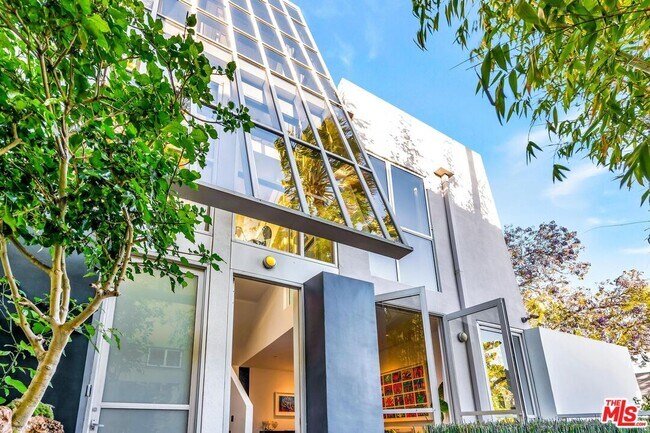 Foto del edificio - 8223 Norton Ave