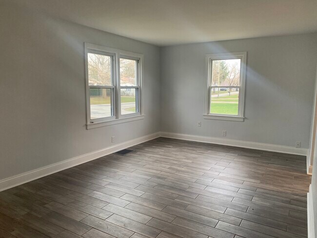 Building Photo - 2531 Sunshine Dr