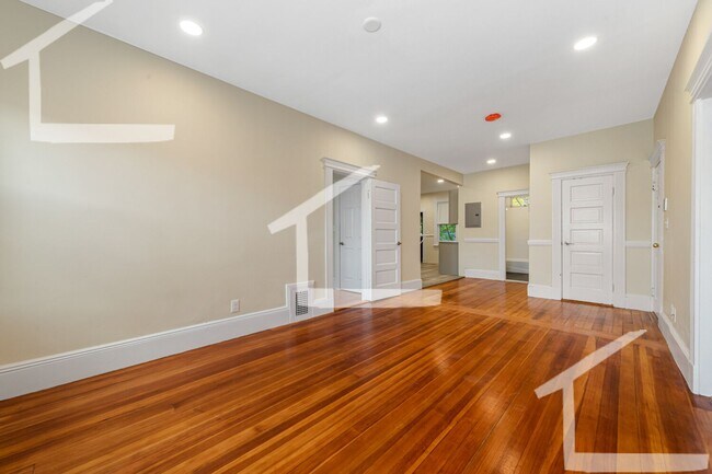 Foto del edificio - All New Unit. Pets Friendly, Yard, Parking...