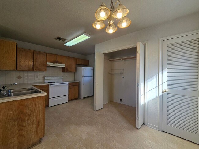 Building Photo - AVAILABLE NOW!