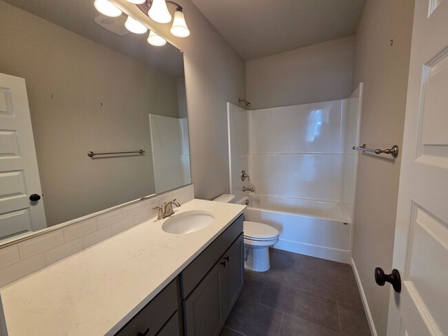 Building Photo - Newer 3-Bed, 2-Bath home in Quincy, WA!