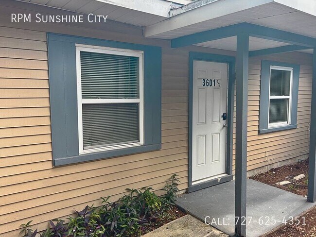 Foto del edificio - Back unit of large Duplex in Central Oak P...