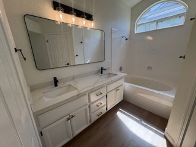 Building Photo - Stunning 3-bedroom, 2-bathroom home locate...