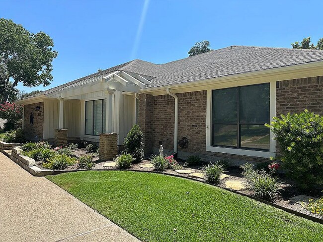 Foto del edificio - 902 Woodland W Dr