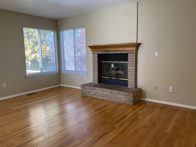 Building Photo - *AVAILABLE NOW* + Move In Special* Highlan...